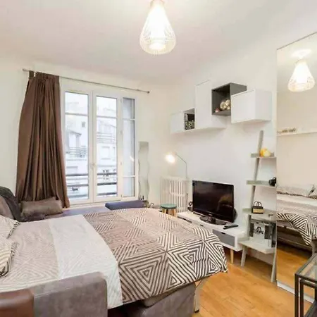 Charming With Eiffel Tower Views In Pariss 15th شقة *