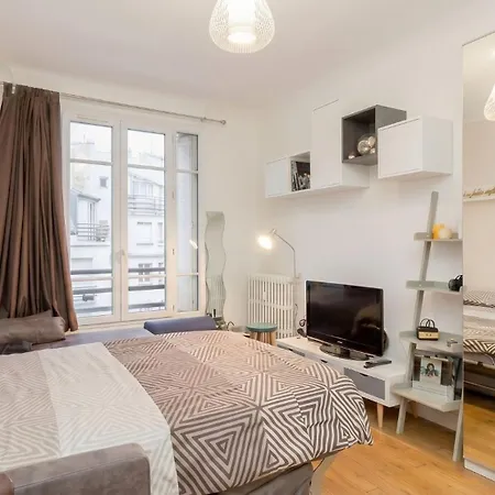Charming With Eiffel Tower Views In Pariss 15th Daire *