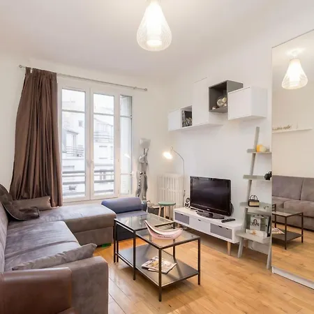 Charming With Eiffel Tower Views In Pariss 15th