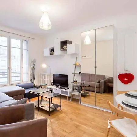Charming Studio With Eiffel Tower View In Paris 15Th *