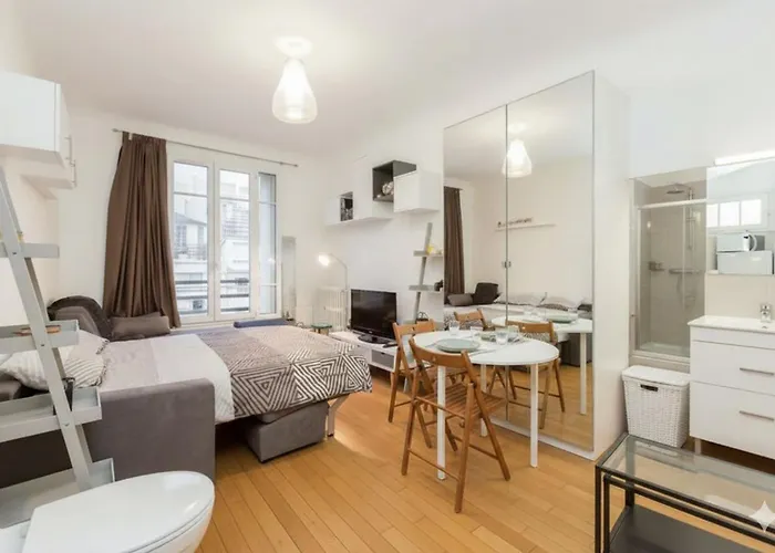 Charming Studio With Eiffel Tower View In Paris 15Th * פריז