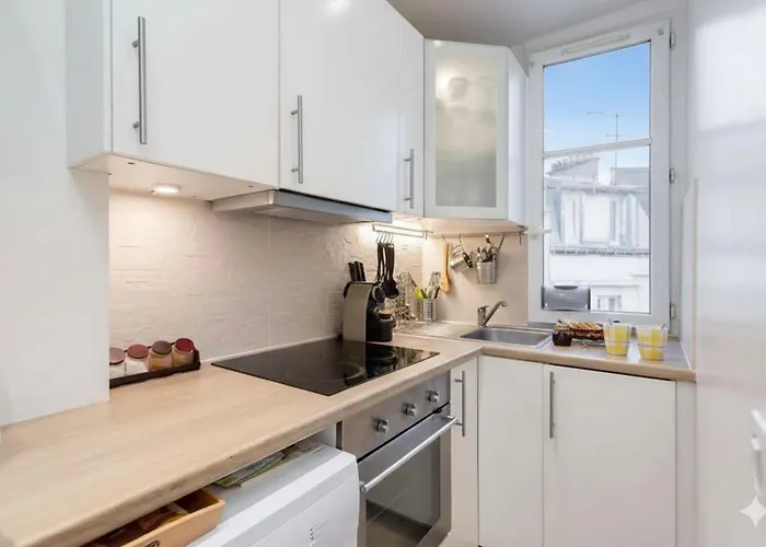 Charming Studio With Eiffel Tower View In Paris 15Th דירה *